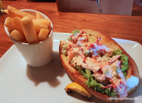 Lobster-Roll-Crews-Cup-Lounge-600x438.jp