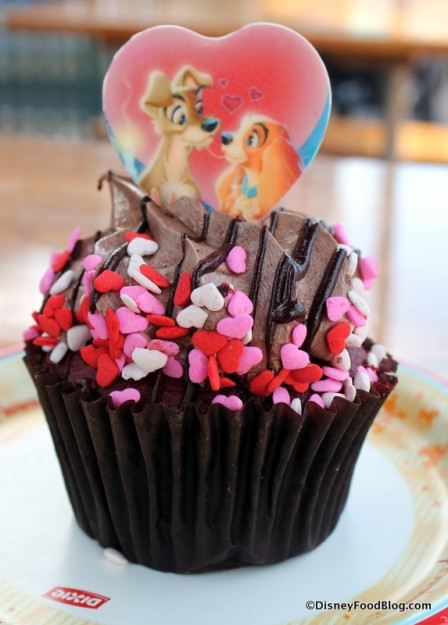Lady-and-the-Tramp-red-velvet-cupcake-ho