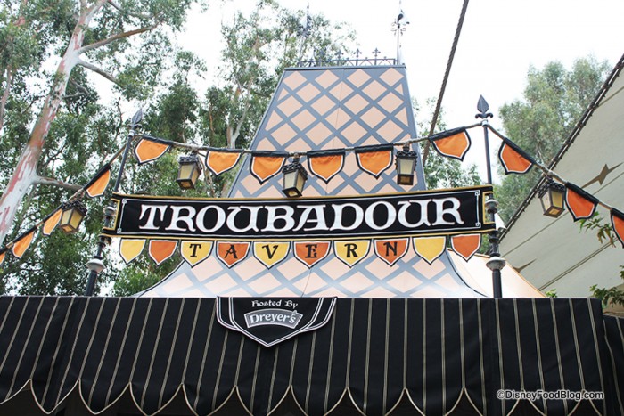 TroubadourTavern_15_0061-700x467.jpg