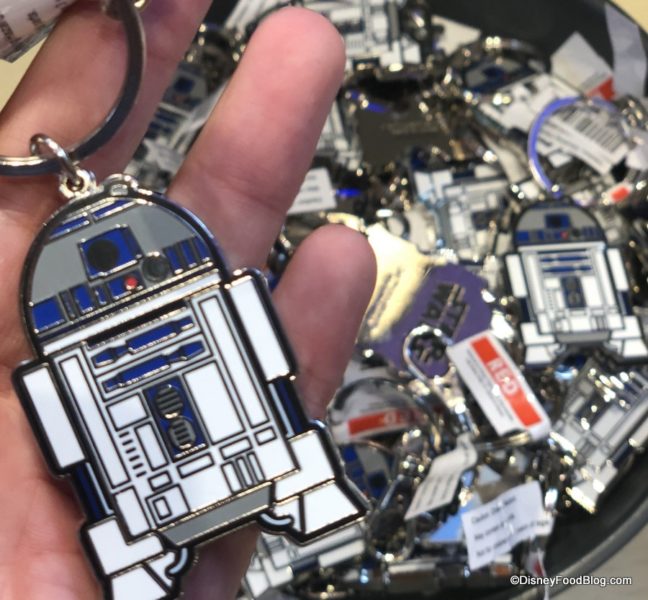 r2-d2-MF-Death-star-keychains-World-of-D