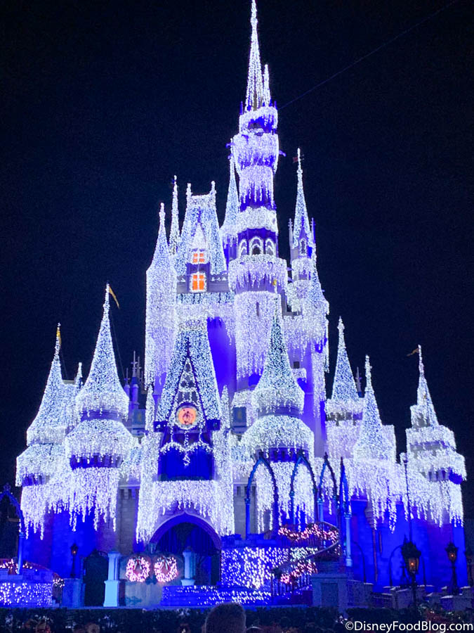 Like An Icy Blast Elsa Lights Up Cinderella Castle For The Christmas Season In Disney World The Disney Food Blog
