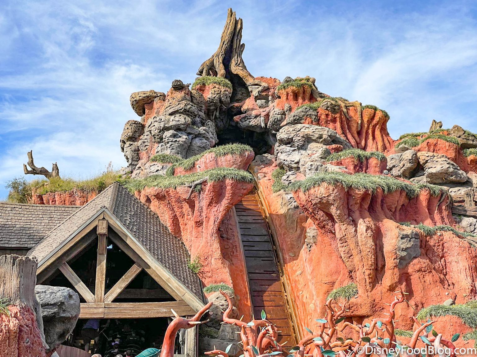 Photos Video Guests Evacuated Off Of Splash Mountain Today In Disney