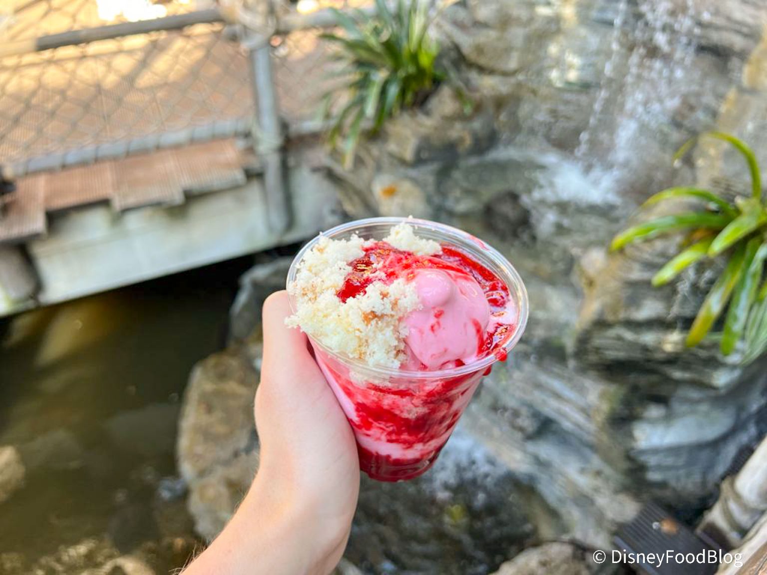 Review Strawberry Dole Whip Sunday At Tropical Hideaway In Disneyland