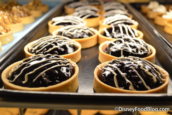 Review: Mini Dessert Tarts at Pop Century's Everything Pop Food Court ...