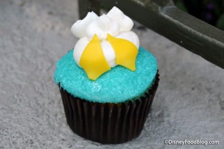 Review: Donald Duck Butt Cupcake from Magic Kingdom's Main Street ...