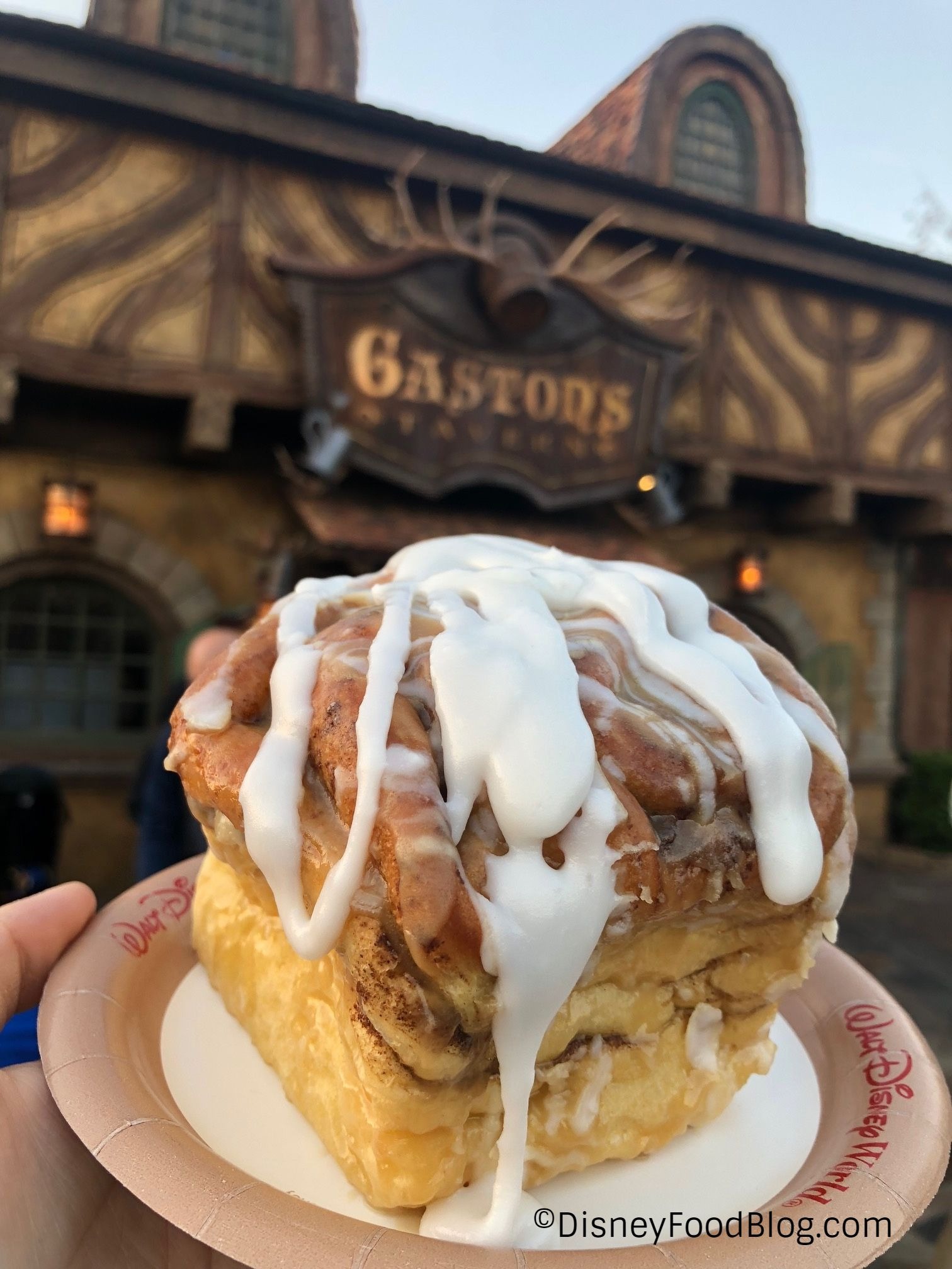 gastons-tavern-cinnamon-roll-with-icing.