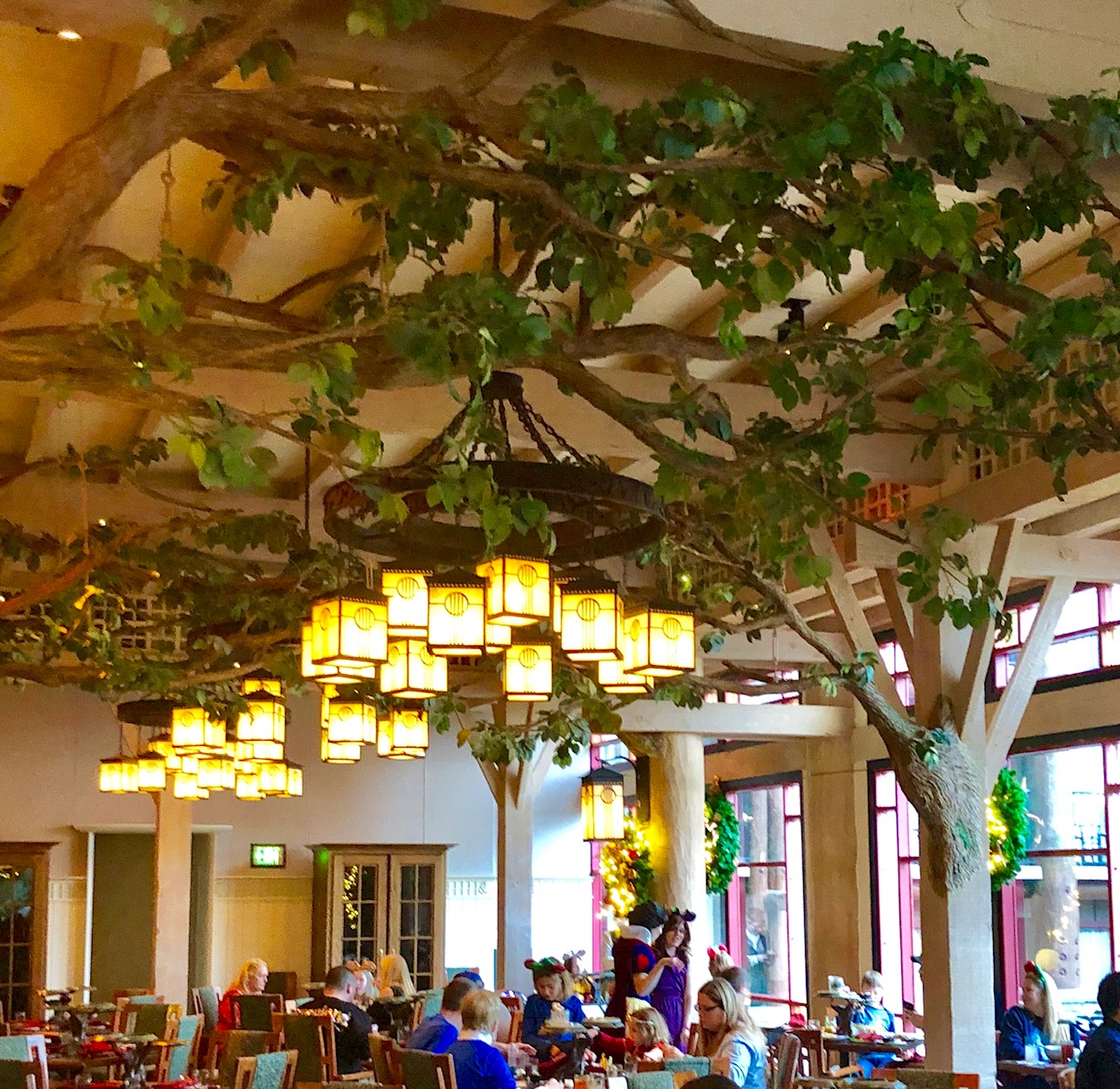 Review New Storybook Dining At Artist Point With Snow White In Disney Worlds Wilderness Lodge 