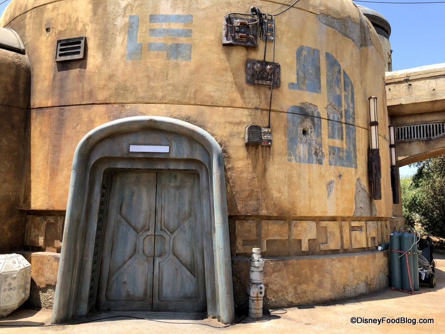 https://www.disneyfoodblog.com/wp-content/uploads/2019/05/Ogas-Cantina-Galaxys-Edge-Atmosphere-042.jpg