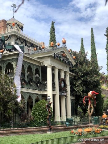 NEWS! Grim Grinning Ghosts WON'T be Socializing in Disneyland Early ...