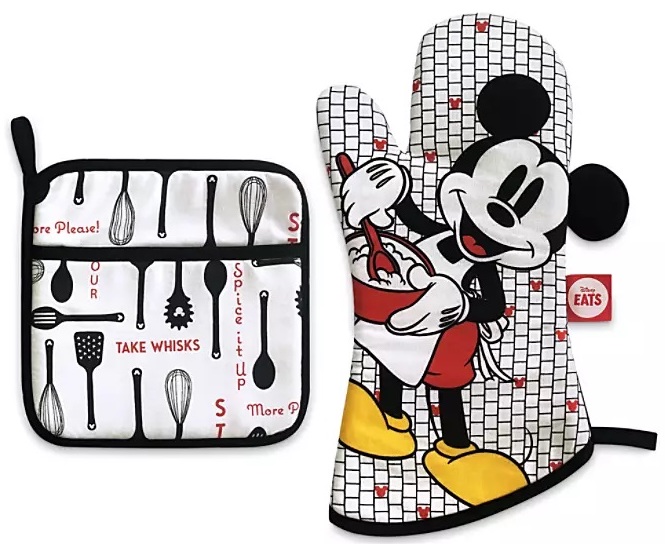 https://www.disneyfoodblog.com/wp-content/uploads/2020/07/9-Mickey-Mouse-Pot-Holder-and-Oven-Mitt-Set-Front-1.jpg