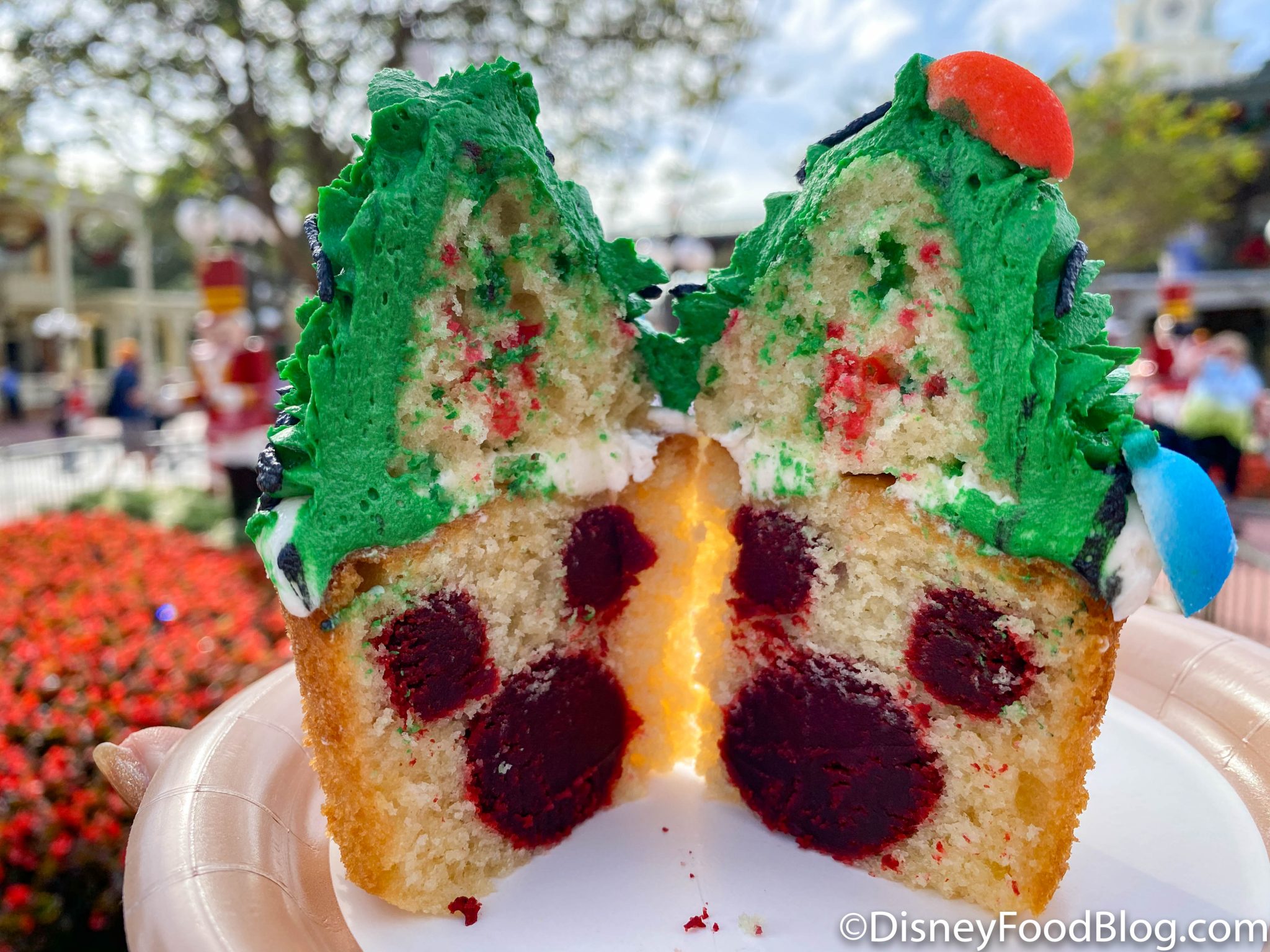 Review: There's A Hidden Mickey INSIDE This New Holiday Cupcake In ...