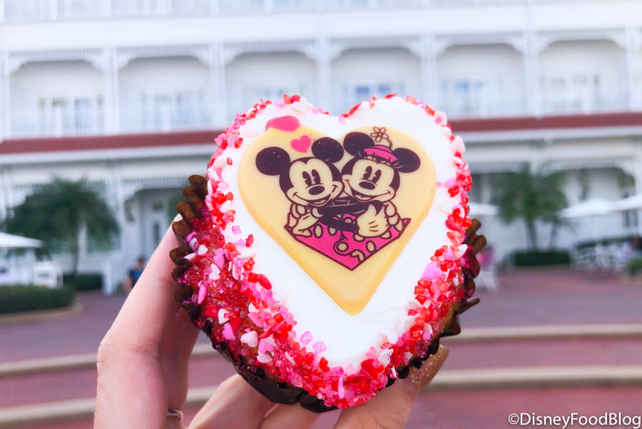 Disney Parks Blog Artists Celebrate Valentine's Day With New Mickey and  Minnie Mouse Wallpapers