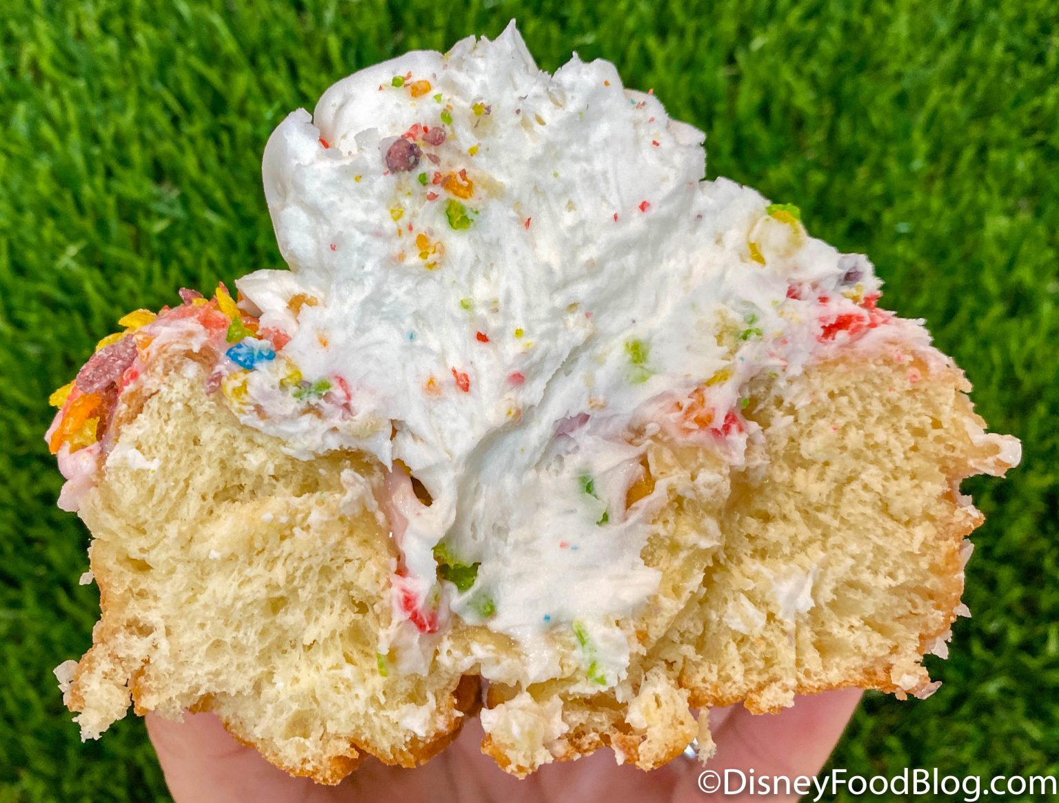 FULL REVIEW: Are Everglazed Donuts The New KING Of Disney World Snacks ...