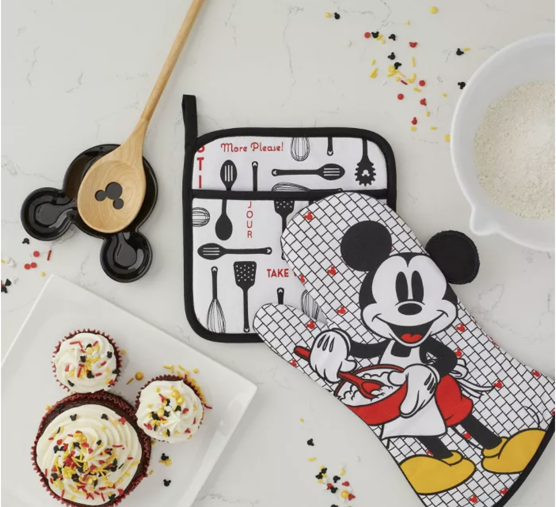 Minnie-Mouse-Oven-Mitt-Disney-Kitchen 