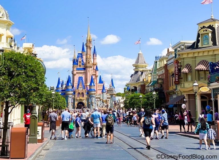 Traveling to Disney World During a Holiday? Here's What to Expect | the ...