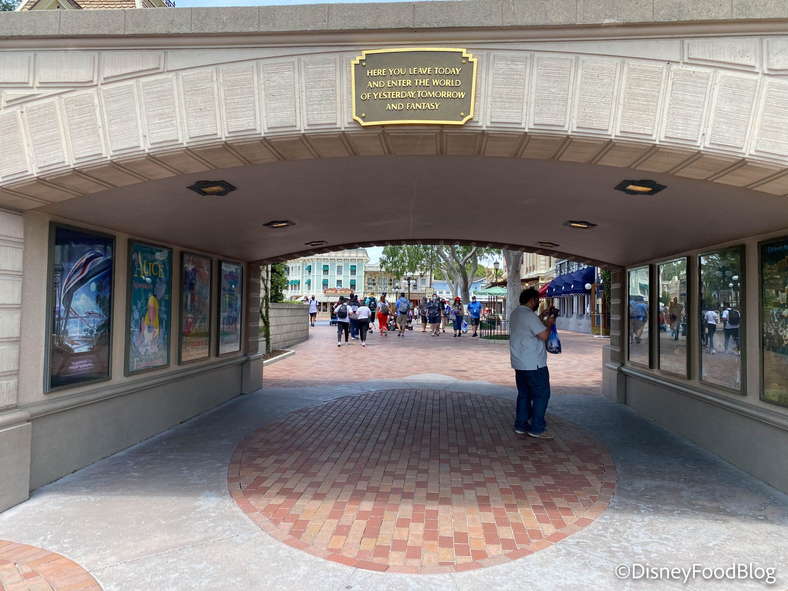 Disneyland Entrance Sign 2022