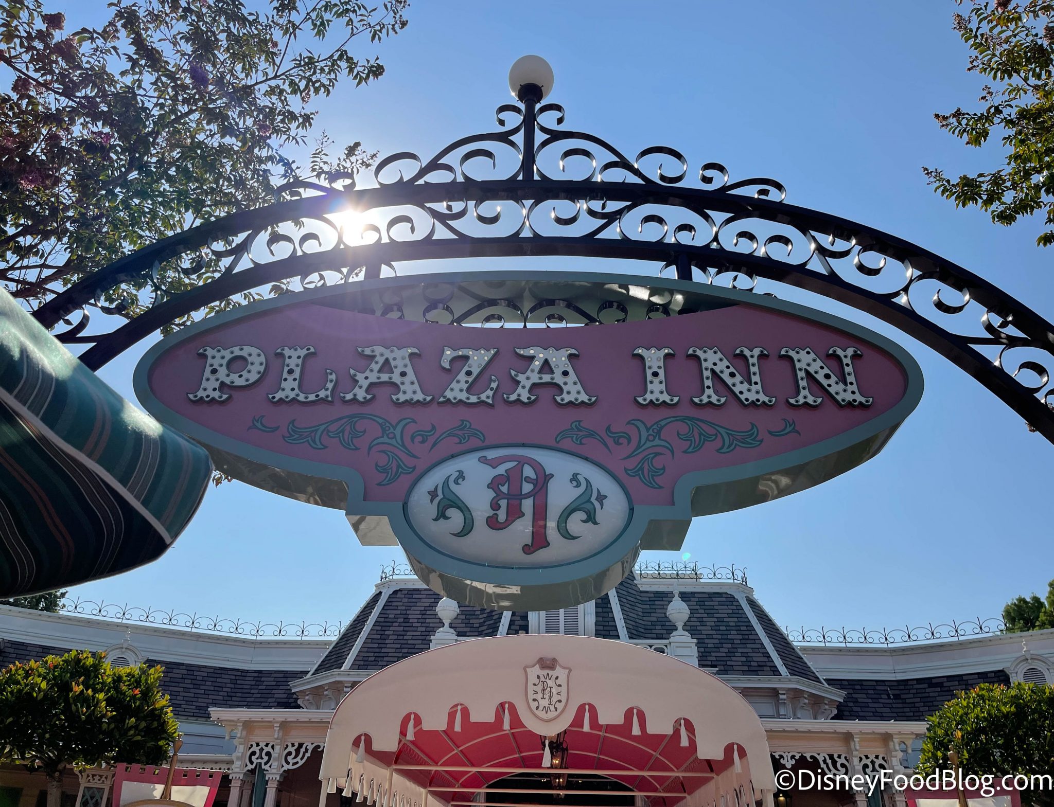 first-look-at-a-reopened-plaza-inn-character-breakfast-in-disneyland