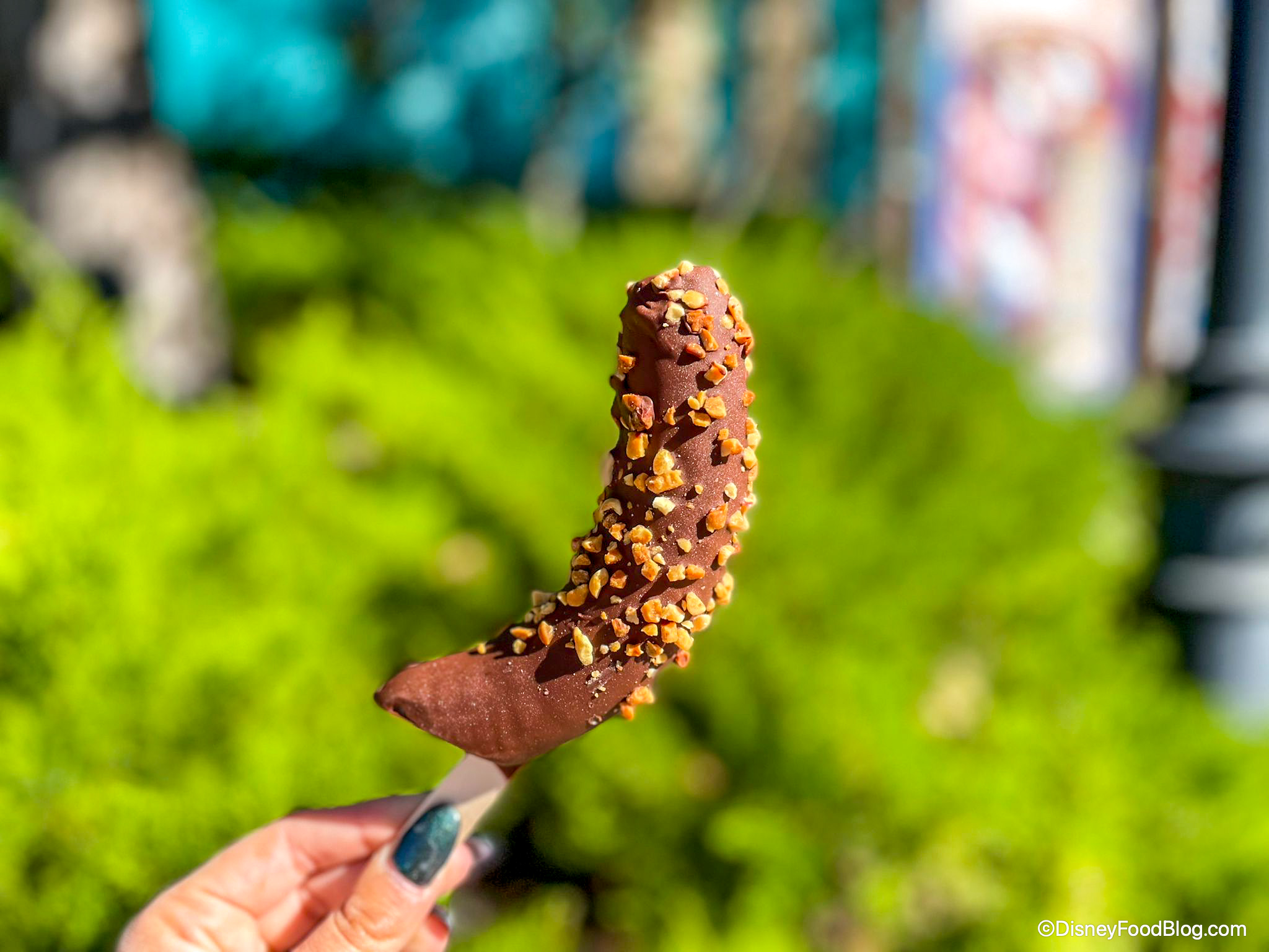 Snack Alert 🚨 Frozen Chocolate Covered Bananas Are Back In Disney World The Disney Food Blog