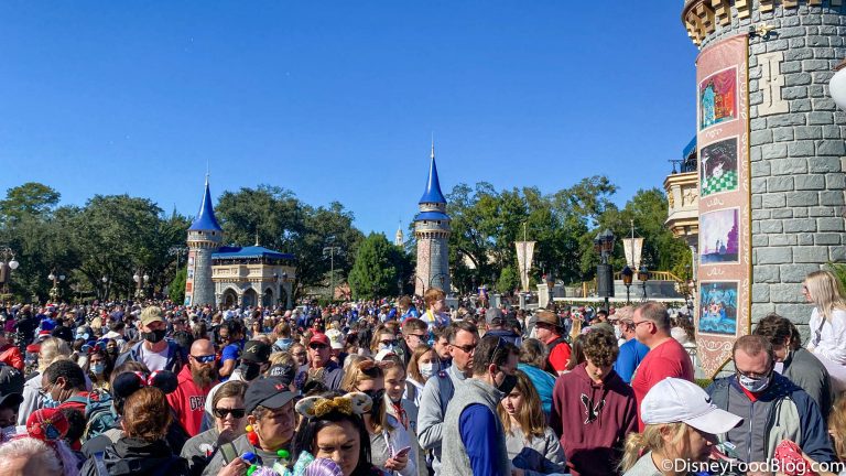 PHOTOS & VIDEOS: All Guests Can See the Christmastime Parade in Disney ...