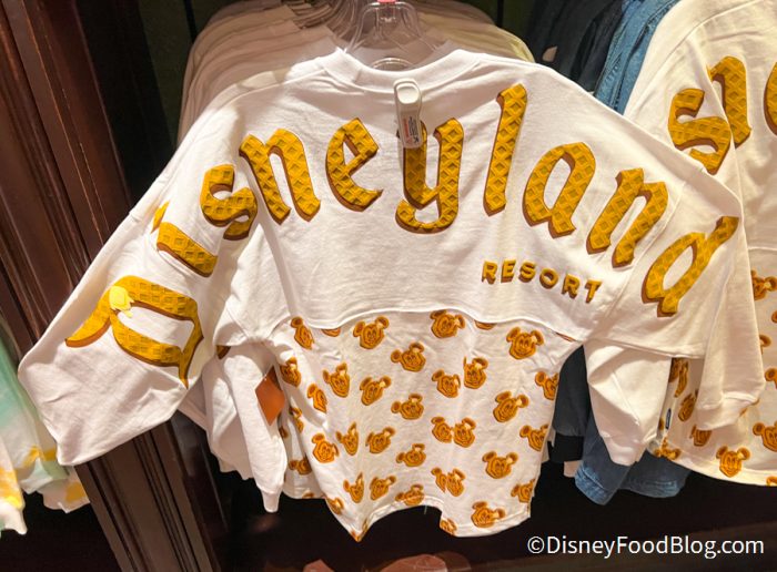 DLR - Spirit Jersey Disneyland Resort Gold Foil Castle Cream