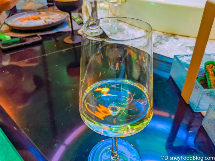 https://www.disneyfoodblog.com/wp-content/uploads/2022/02/2022-wdw-star-wars-hotel-galactic-starcruiser-captains-table-dinner-night-1-crown-of-corellia-dining-room-white-wine-pairing-11-700x525.jpg