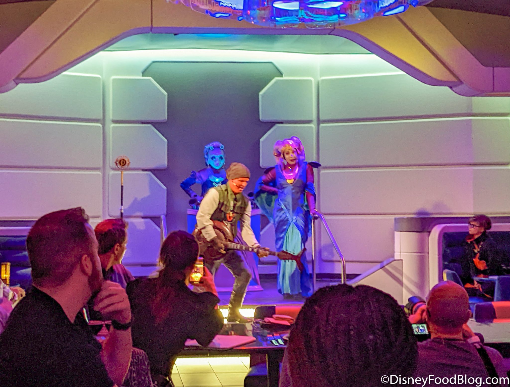 2022 Wdw Walt Disney World Star Wars Galactic Starcruiser Hotel Media Preview Dinner 1 Captains Table Crown Of Corellia Dining Room Gaya Ouannii Performing 94 2048x1555 