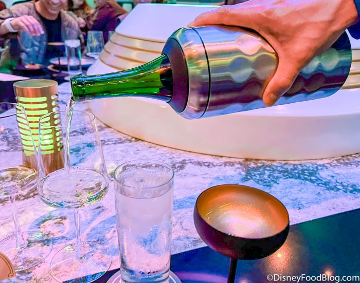 https://www.disneyfoodblog.com/wp-content/uploads/2022/02/2022-wdw-walt-disney-world-star-wars-galactic-starcruiser-hotel-media-preview-dinner-1-captains-table-crown-of-corellia-dining-room-white-wine-pairing-15-700x551.jpg