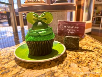 REVIEW: There's A Hidden SURPRISE Inside Disney World's NEW Cupcake ...