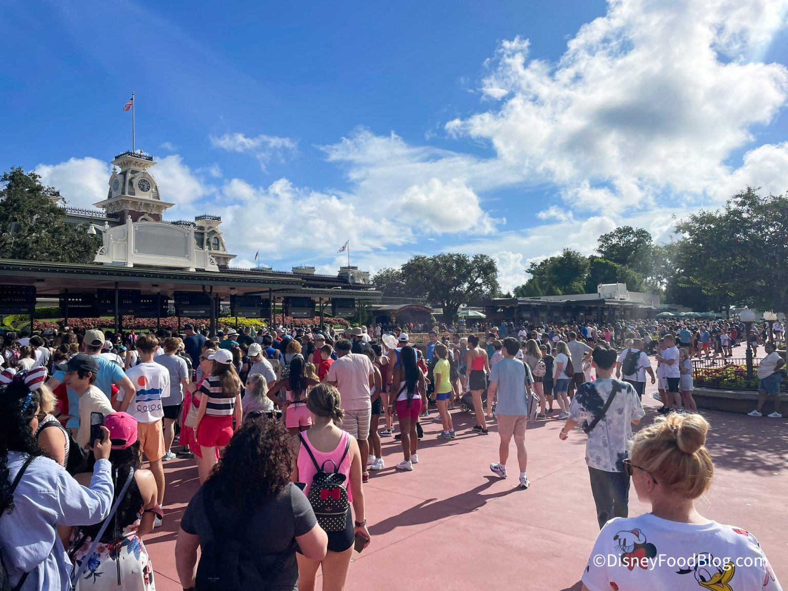 2022 mk magic kingdom crowds main entrance atmo