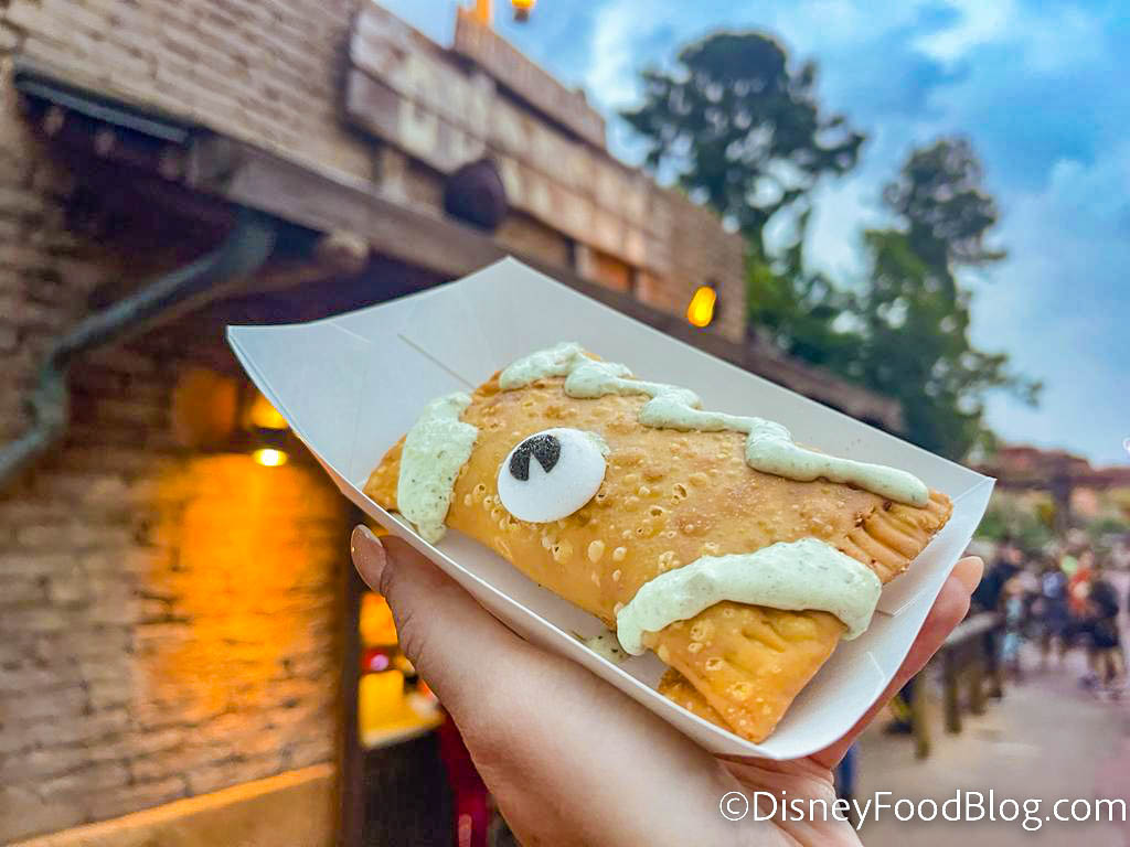 https://www.disneyfoodblog.com/wp-content/uploads/2022/08/wdw-2022-magic-kingdom-mickeys-not-so-scary-halloween-party-golden-oak-outpost-spellbinding-fried-pie-3.jpg