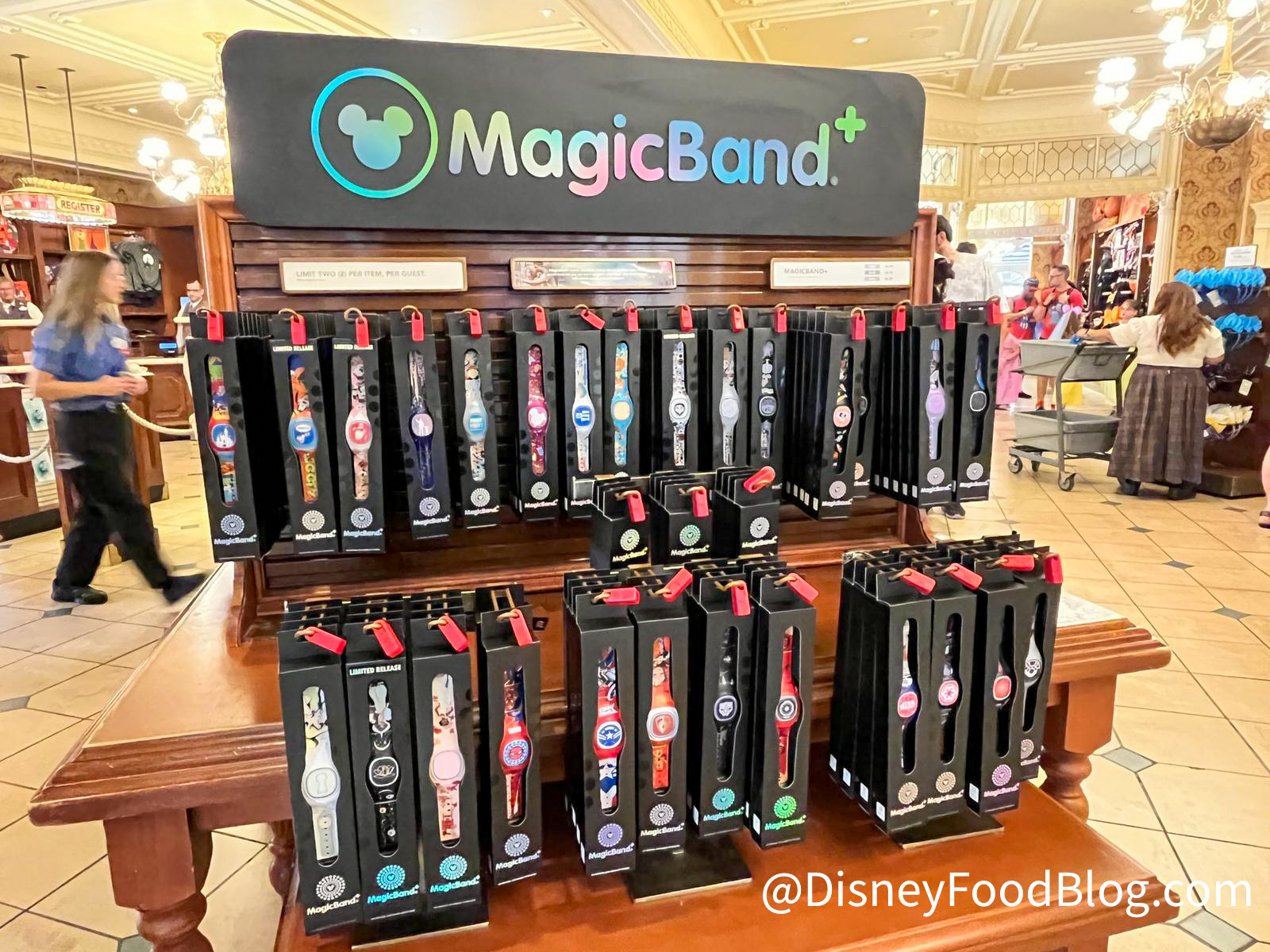 Disney MagicBand+ 100 YEARS Mickey Minnie Chip Dale Magic Band Plus Alexa -  NEW