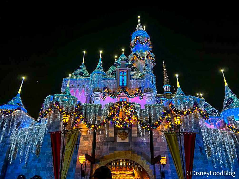 Sleeping Beauty Castle Christmas Illumination 2012 - Disneyland Paris  Illumination Château Noël 