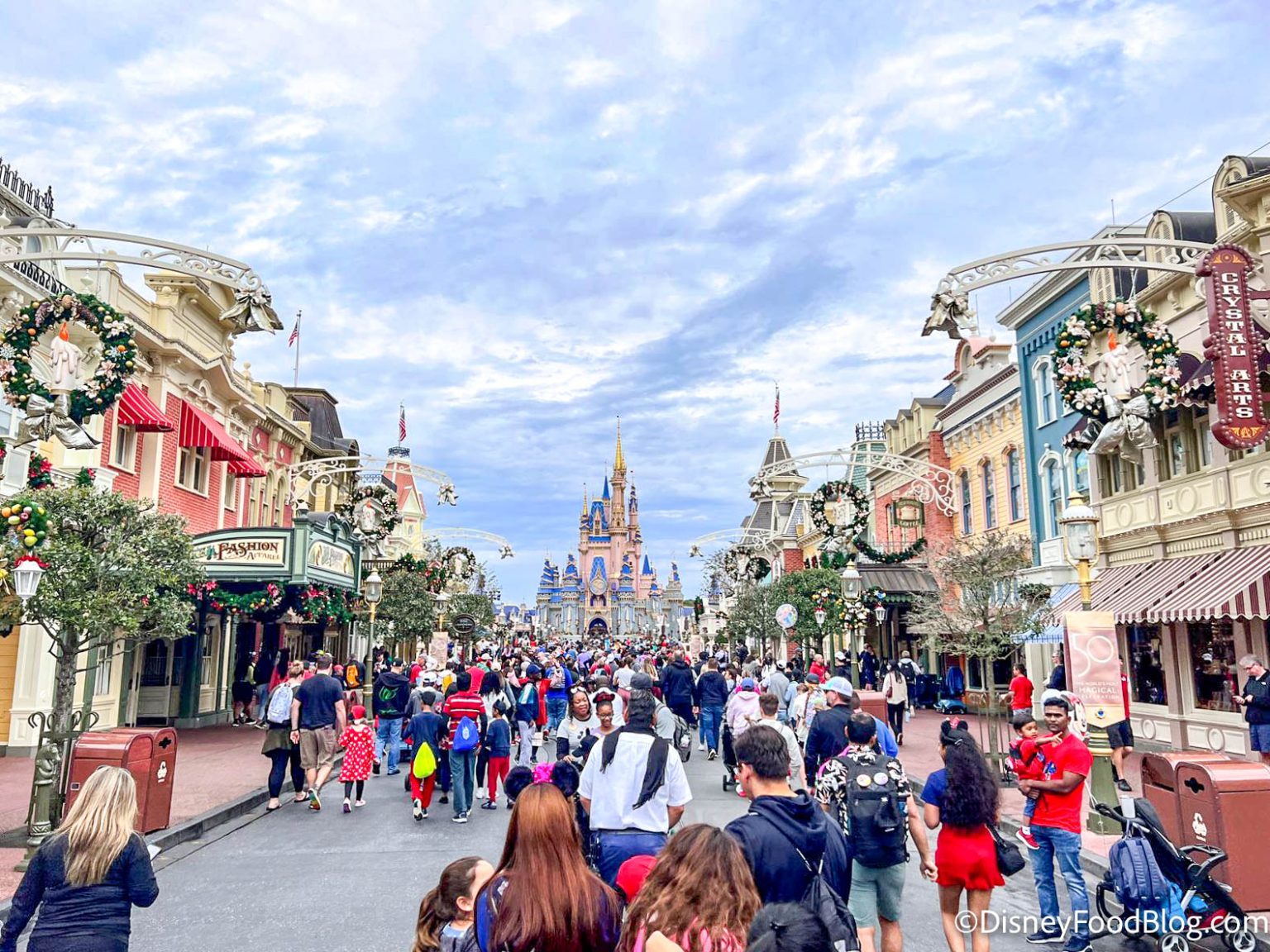 VIDEOS The CONFUSING Christmas Week Crowds in Disney World Disney by