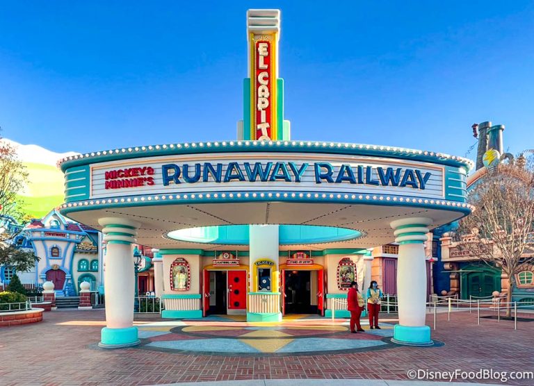 2023-dlr-disneyland-mickey’s toontown-el capitoon theater-mickey and ...