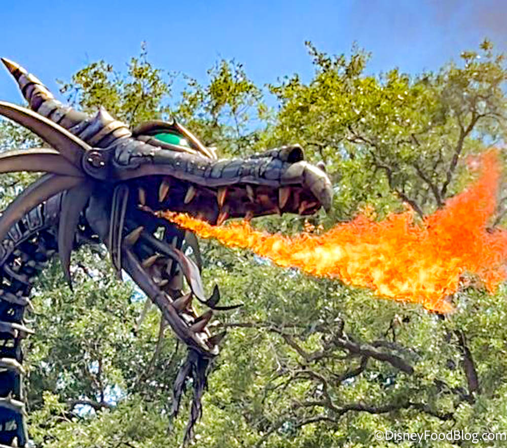 The Maleficent Dragon Fire Effect Is BACK At The Magic Kingdom Parade ...