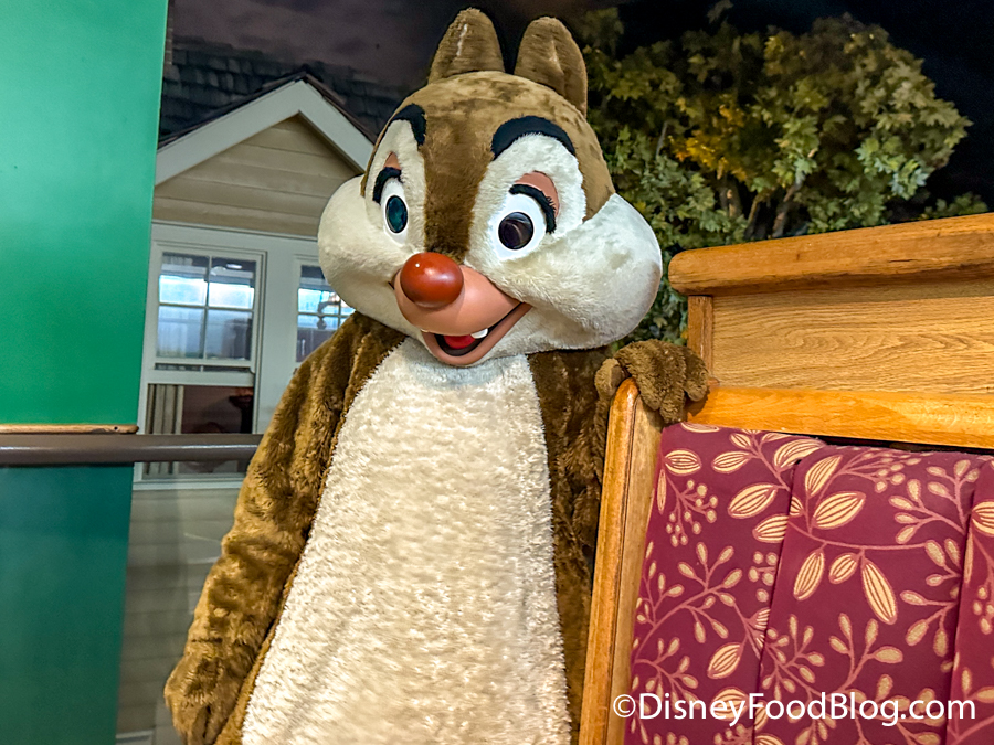 https://www.disneyfoodblog.com/wp-content/uploads/2023/06/2023-wdw-epcot-garden-grill-breakfast-chip-n-dales-harvest-feast-farmer-dale-character-2.jpg