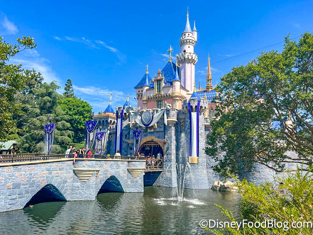 Dlr 2023 Disneyland Park Sleeping Beauty Castle Stock Atmosphere Icon Crowds 