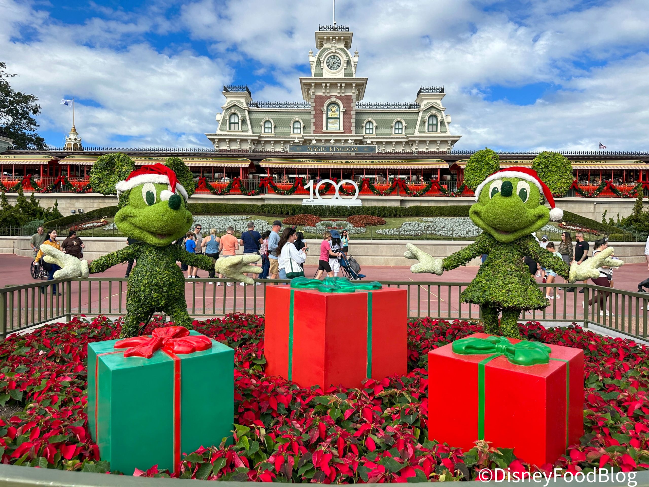 https://www.disneyfoodblog.com/wp-content/uploads/2023/11/2023-wdw-mk-main-street-usa-entrance-mickey-and-minnie-mouse-holiday-topiaries-1-scaled.jpg