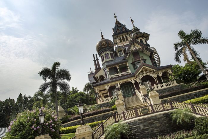 2024-hong-kong-disneyland-mystic-manor-3