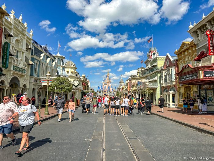 2025-wdw-mk-atmo-main-street-usa-cindere