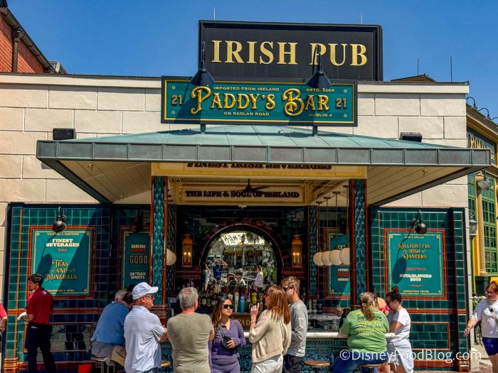 2025-wdw-disney-springs-paddys-bar-atmo-