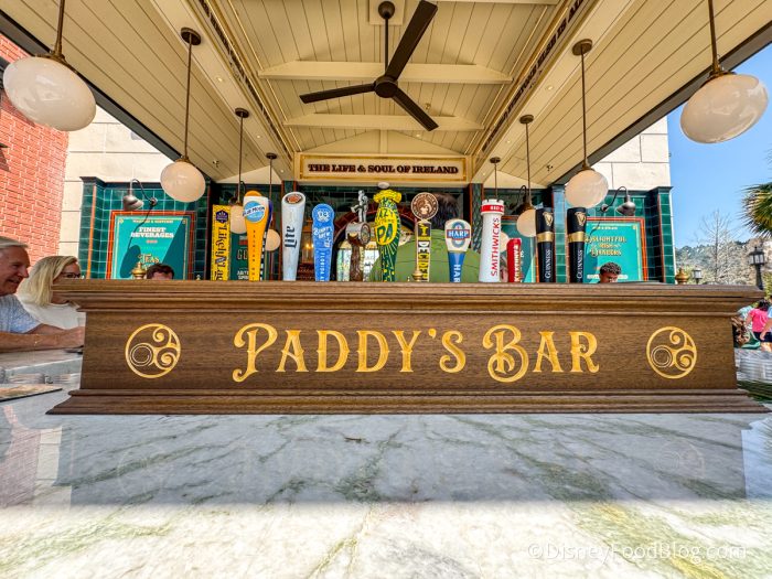 2025-wdw-disney-springs-paddys-bar-atmo-